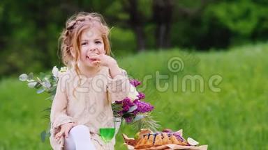 快乐的女孩穿着漂亮的浅色连衣裙，<strong>发型凌乱</strong>，坐在装饰好的桌子上，吃着一个巧克力蛋糕